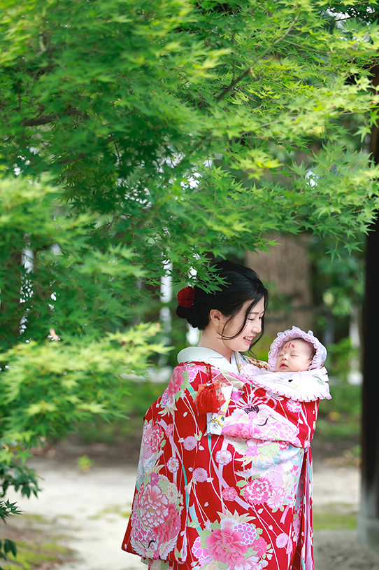 京都わら天神お宮参りロケアップ赤ちゃんを見つめるママ