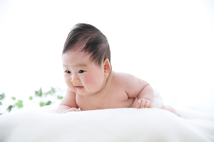 裸の赤ちゃん優しい自然光写真