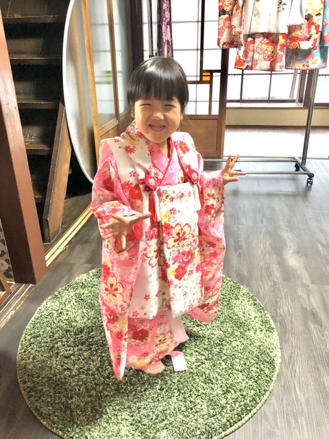 衣装合わせは楽しく悩みましょー♬の画像