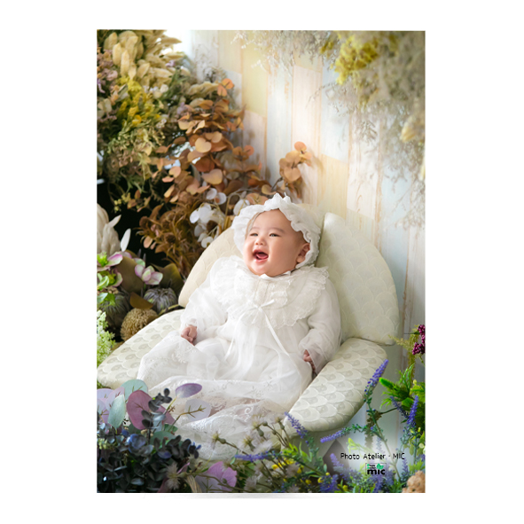 ドライフラワーの中ニコニコ赤ちゃん