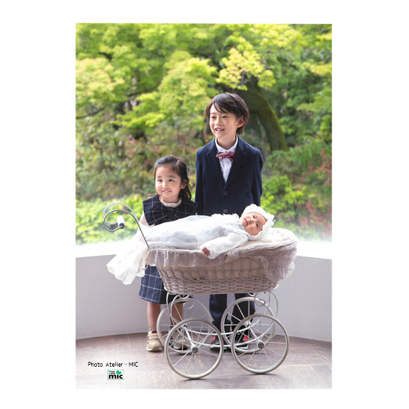 赤ちゃんドレスで窓辺緑の背景