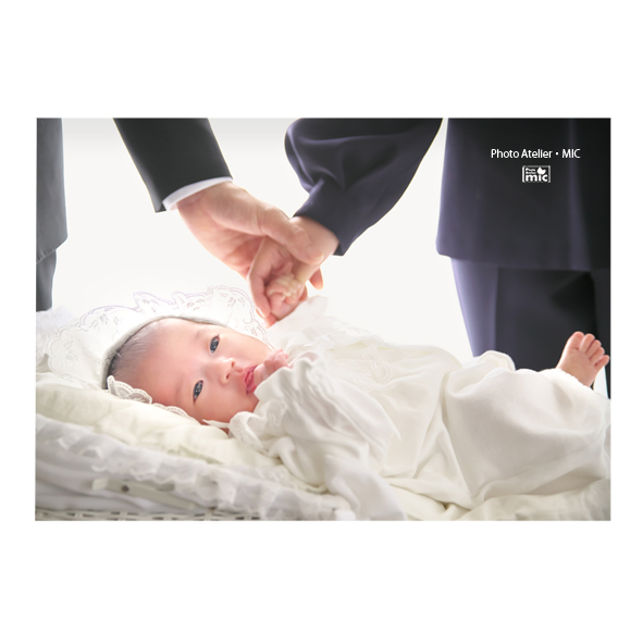 赤ちゃん白ドレスとパパママおてて