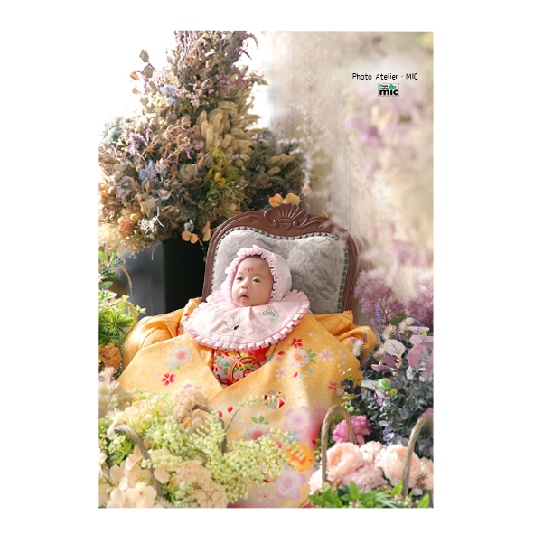 黄色い着物のお宮参り女の子がドライフラワーいっぱい