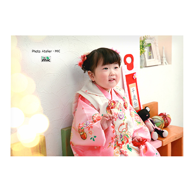 3歳女の子白いお被布着物で椅子座