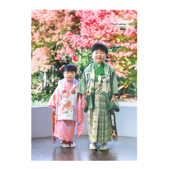 紅葉背景七五三兄妹